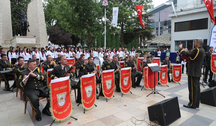 Merkezefendi'de askerler ve lise öğrencileri konser verdi