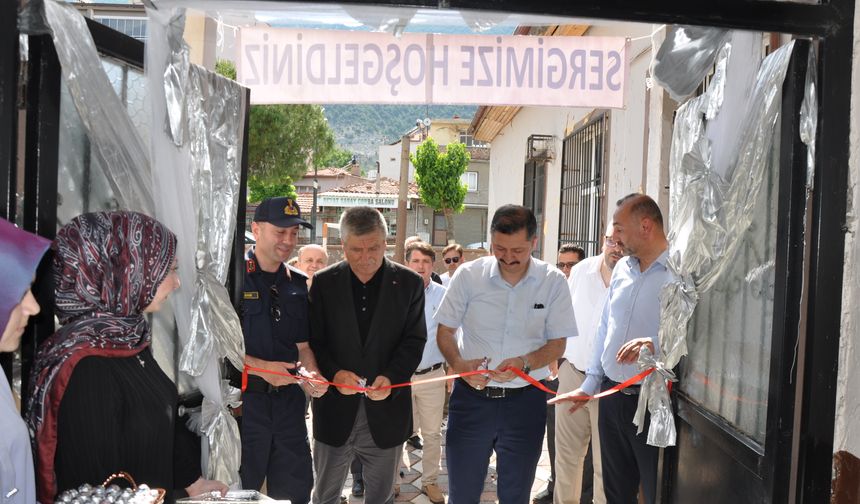 Kırkağaç'ta halk eğitim kursiyerleri yıl sonu sergisi düzenledi