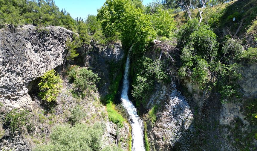 Gediz Nehri'nin şekil verdiği bir doğa harikası: Suuçtu Şelalesi