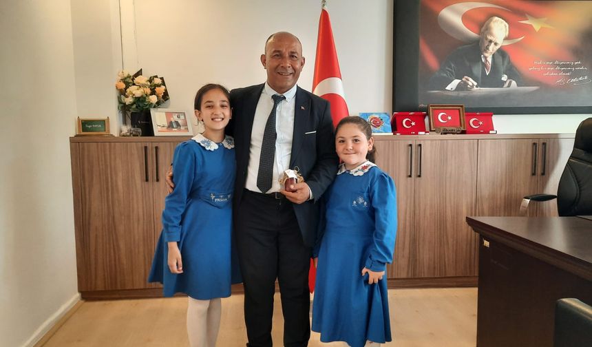 Sivaslı Budaklar İlkokulu öğrencileri kendi ürettikleri çileği reçel yaparak üretim sürecine katıldı