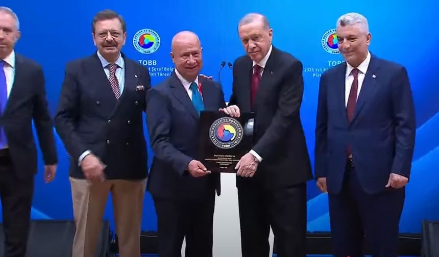 Uşak Tekstil OSB Başkanı Halil Ağaoğlu, Cumhurbaşkanı Erdoğan'dan plaket aldı