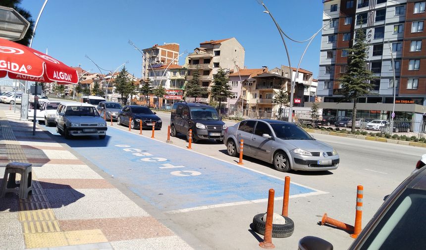 Uşak'ta otobüs durağının otoparka dönüşmesi vatandaş ve trafik açısından büyük eziyete yol açıyor