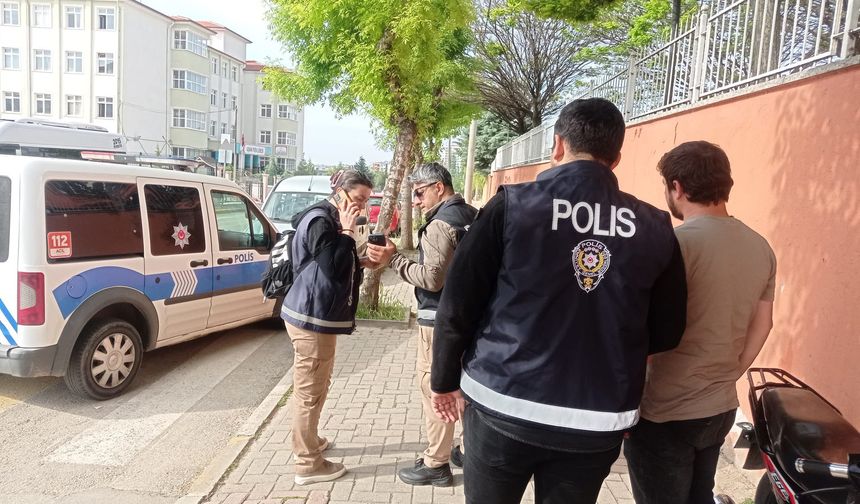 Uşak'ta polis ekipleri okul önleri ve harabe binalarda denetimler yaptı