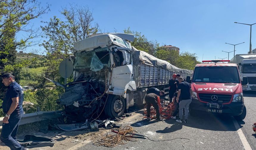 Uşak'ta 2 tır ve otomobilin karıştığı kazada 1 kişi yaralandı!