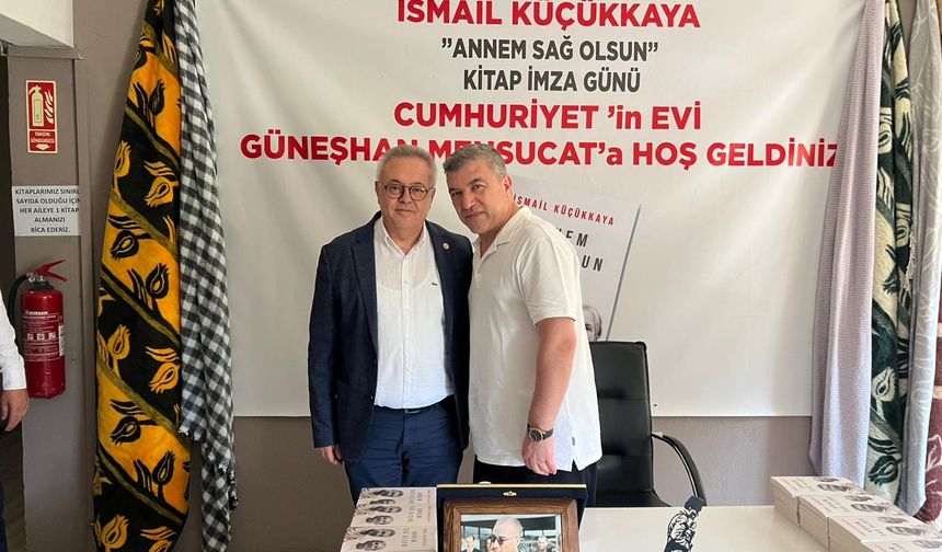 İsmail Küçükkaya, Annem Sağ Olsun kitabı için Uşak'ta imza günü programına katıldı