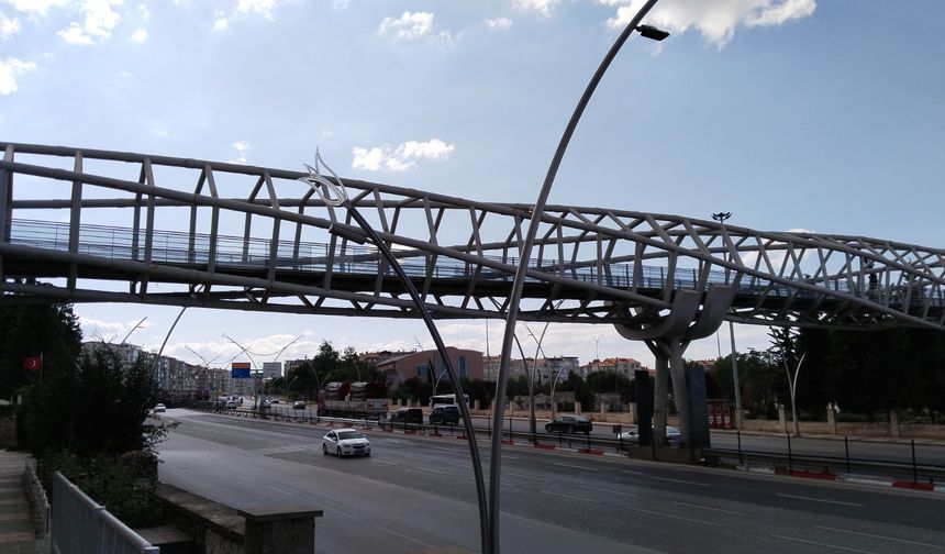 Uşak'taki yaya üst geçitlerinde bulunan yürüyen merdiven ve asansörler çalışmıyor