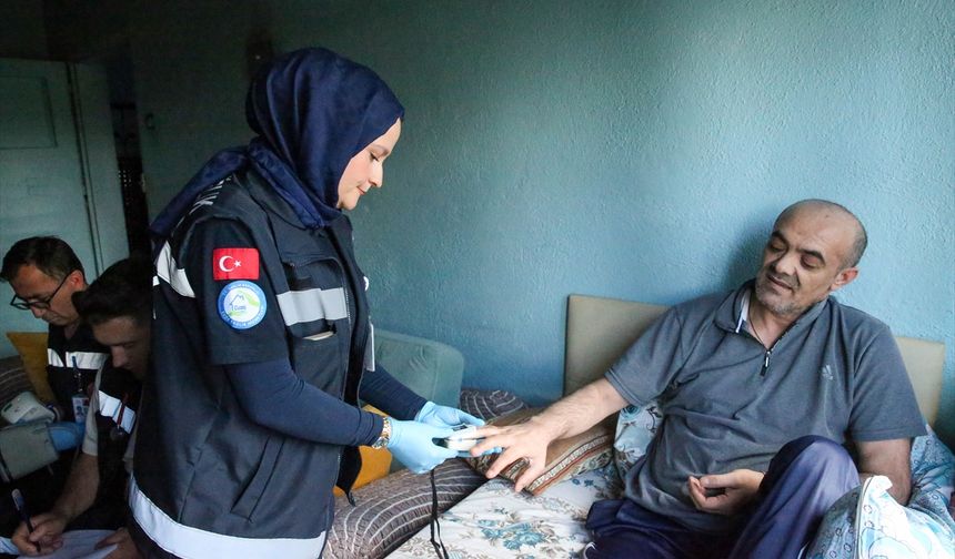 Uşak'ta yatağa bağımlı ve hareket edemeyen hastalara ayda 3 kez evinde bakım yapılıyor