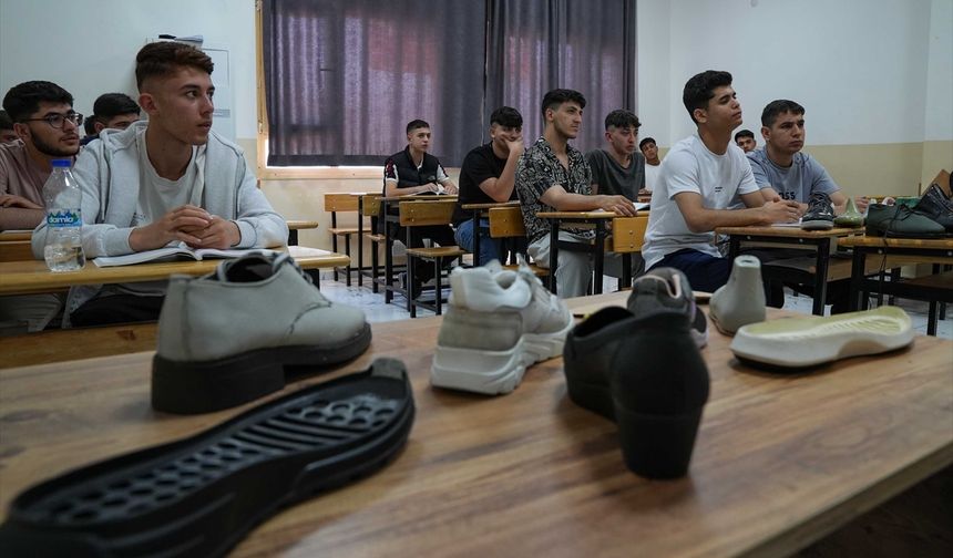 İzmir'deki 1600 ayakkabı üretim merkezi için yeni ustalar yetişiyor! Yüzde 100 iş buluyorlar!