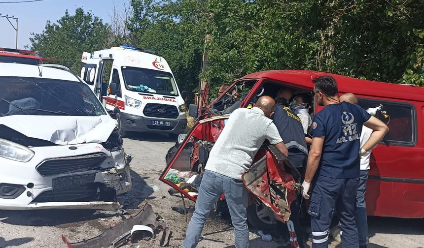 Afyonkarahisar'da meydana gelen 2 kazada 10 kişi yaralandı