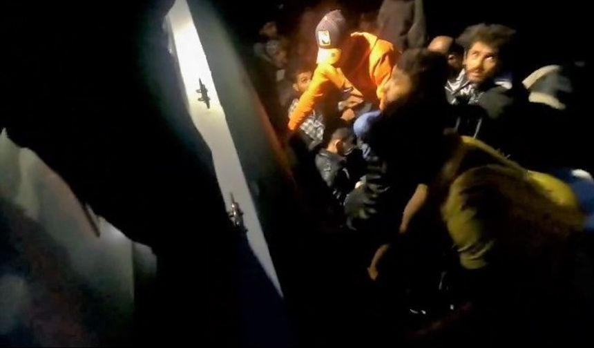 Çeşme açıklarında 23 düzensiz göçmen yakalandı