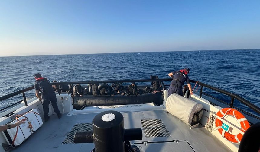 Foça'da Sahil Güvenlik 41 düzensiz göçmeni kurtardı