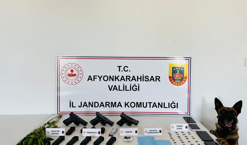 Sinanpaşa'da jandarma yasaklı maddeden 4 kişiyi yakaladı