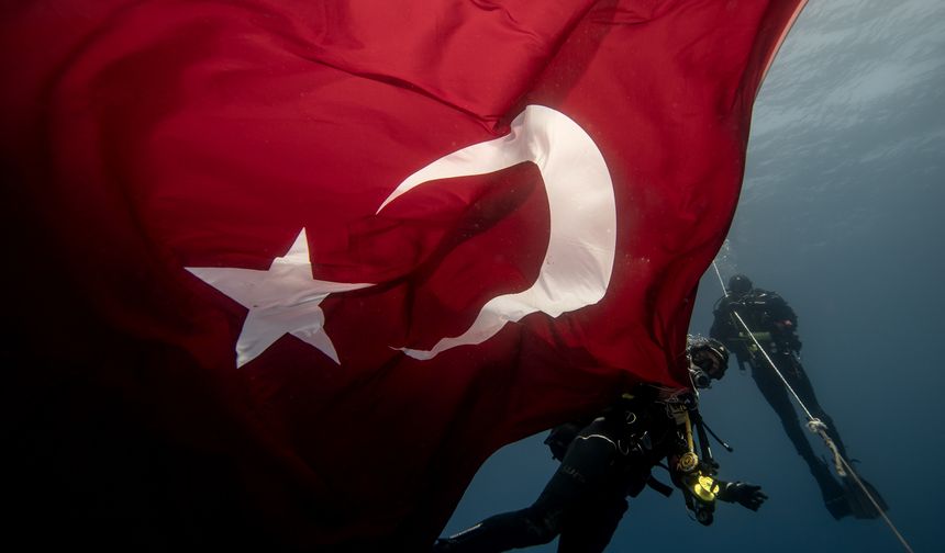 İzmir'de Jandarma teşkilatının 186'ncı yıl dönümü için su altında pankart açıldı