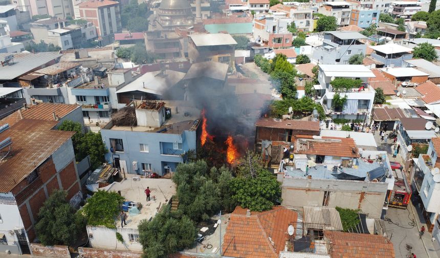 Turgutlu'daki yangında 2 ev hasar aldı