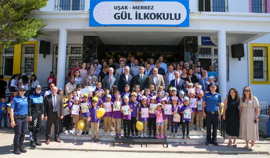 Uşak'ta 65 bin 245 öğrenci karnesini aldı!