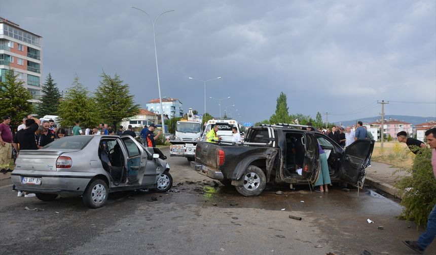 Uşak Banaz'da karşı şeride geçen otomobil kaza yaptı, 1 kişi hayatını kaybetti