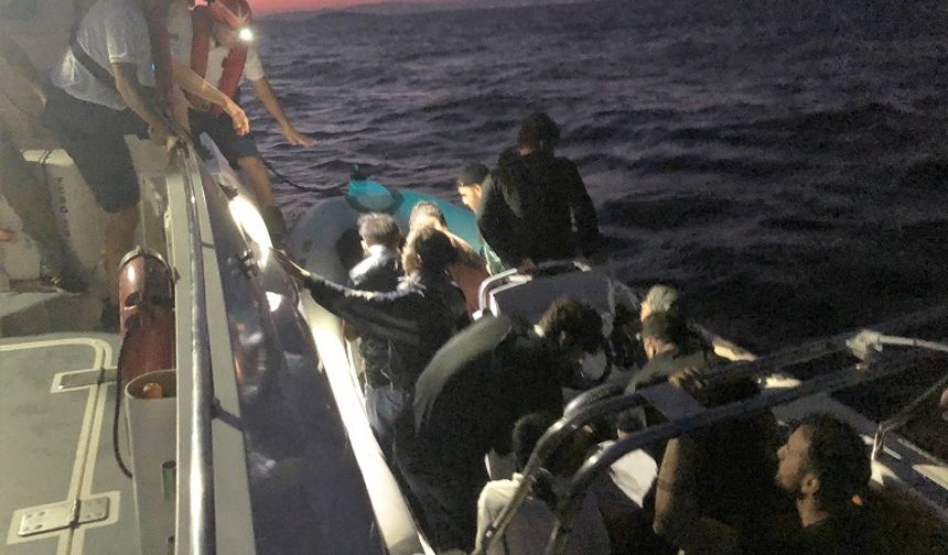 İzmir açıklarında 9'u çocuk 30 düzensiz göçmen kurtarıldı