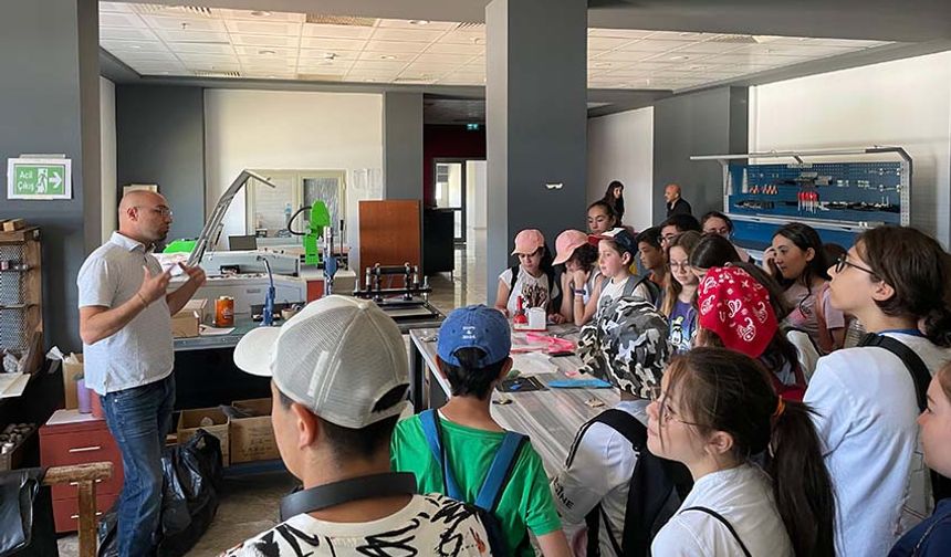 Uşak'taki Deneyap atölyesi öğrencileri, Ustech'i ziyaret etti