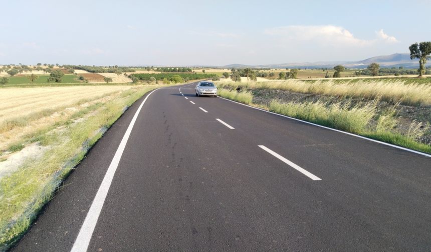 Uşak ve Karahallı arasındaki yolun Yoncalı'ya kadar olan kısmı kaymak gibi asfalt oldu!