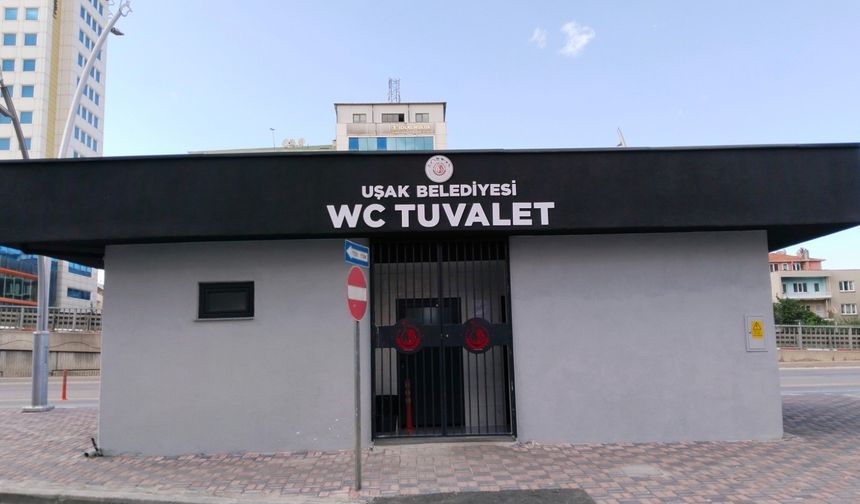Uşak Belediye Başkanı Özkan Yalım, 2'şer kabinli ve 1 engelli alanı olan tuvaleti tanıttı