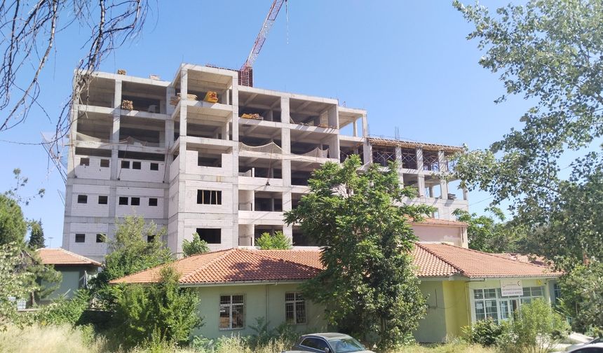 Uşak'ta yetmeyen binanın yerine inşa edilen yeni Diş Hekimliği Fakültesi ve Hastanesinin kaba inşaatı bitti