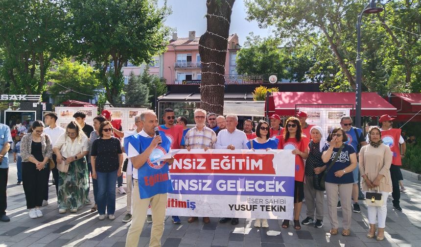 Uşak'ın İsmetpaşa Caddesi'nde okullarda yaşanan sorunları bir kez daha hatırlattılar