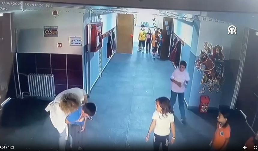 Mehmet Sadık Boz İlkokulu'nda boğazına kraker kaçan öğrenciyi, öğretmeni Heimlich manevrası  ile kurtardı!