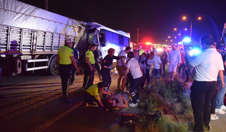 Manisa'da işçi servisi kaza yaptı; 5'i ağır 20 yaralı!