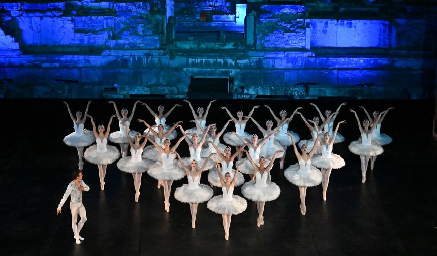 Efes Opera ve Bale Festivalinde ilk gösterim "Kuğu Gölü" balesi