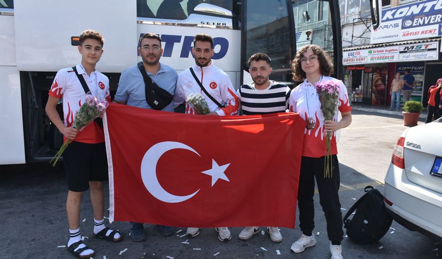Balkan şampiyonasında derece yapan Uşaklı sporcular, davul ve zurnayla karşılandı