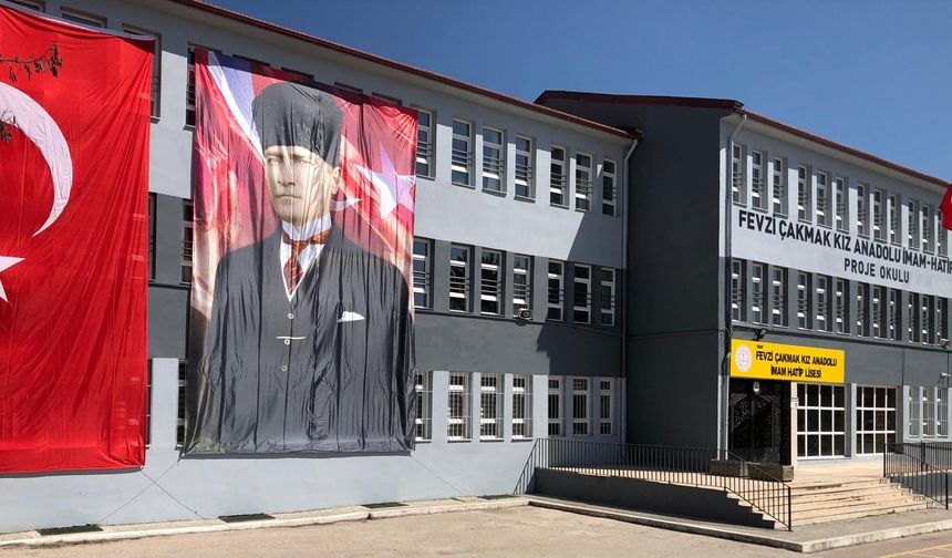 Uşak'ta yılda 10 bin TL burs, bedava öğlen yemeği ve yurtdışı gezisi imkanı sunan devlet okulu!