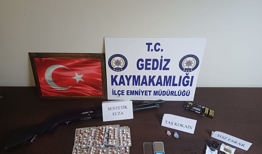 Gediz'de zahir tacirliği yapan 4 kişiden 2'si tutuklandı