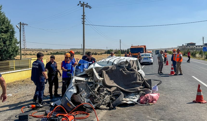 Uşak ve Ulubey yolu üzerindeki ölümlü kazada otomobil tanınmaz hale geldi!