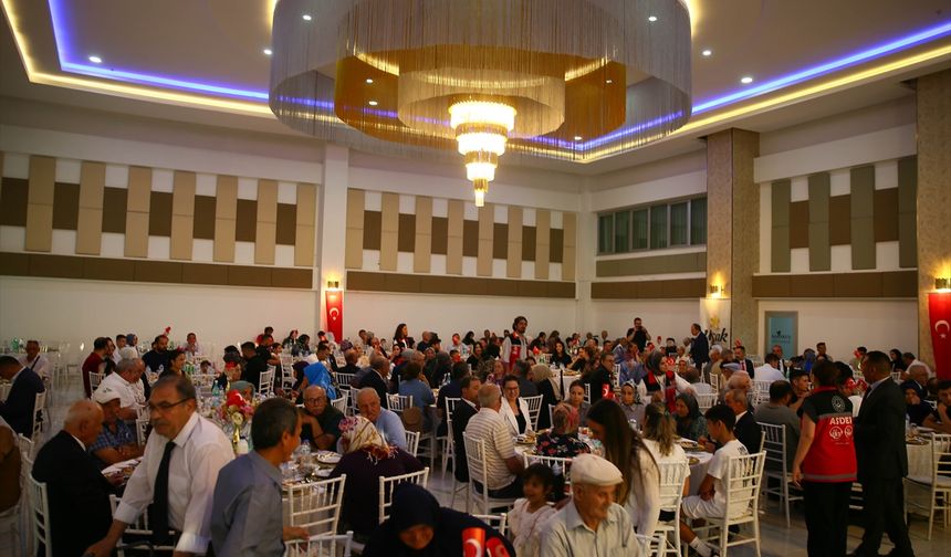 CHP Uşak Milletvekili Karaoba, Atatürk fotoğrafı olmaması nedeniyle salonu terk etti