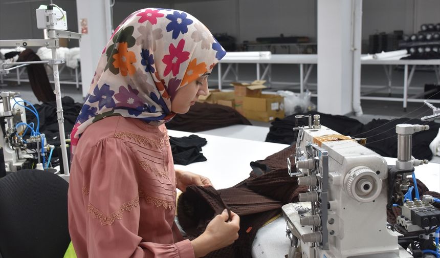 Sinanpaşa Taşoluk'ta kurulan tekstil fabrikasında 50 kadın istihdam ediliyor