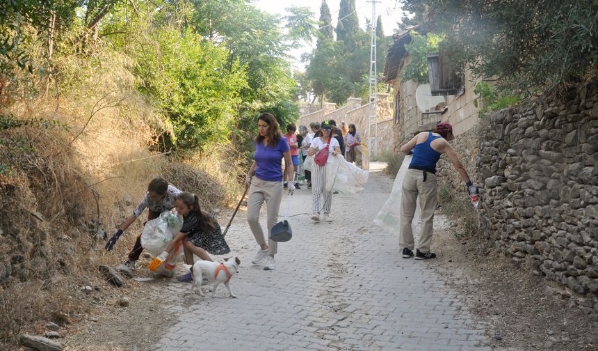 İzmir'de gönüllüler yangın riskine karşı çevre temizlik yaptı