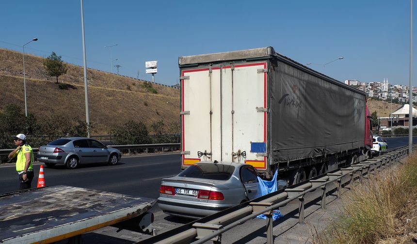 İzmir'de otomobil tıra çarptı; 1 ölü, 1 yaralı!