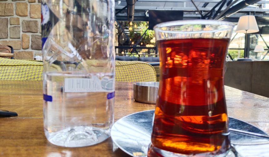 Uşak'ta Ata Park çevresinde 1 küçük bardak çay ve 1 su 100 TL