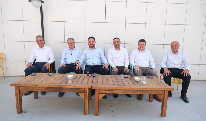 Uşak'ta son seçimlere farklı adaylarla giren Cumhur İttifakı'nın bileşenleri AK Parti'de buluştu