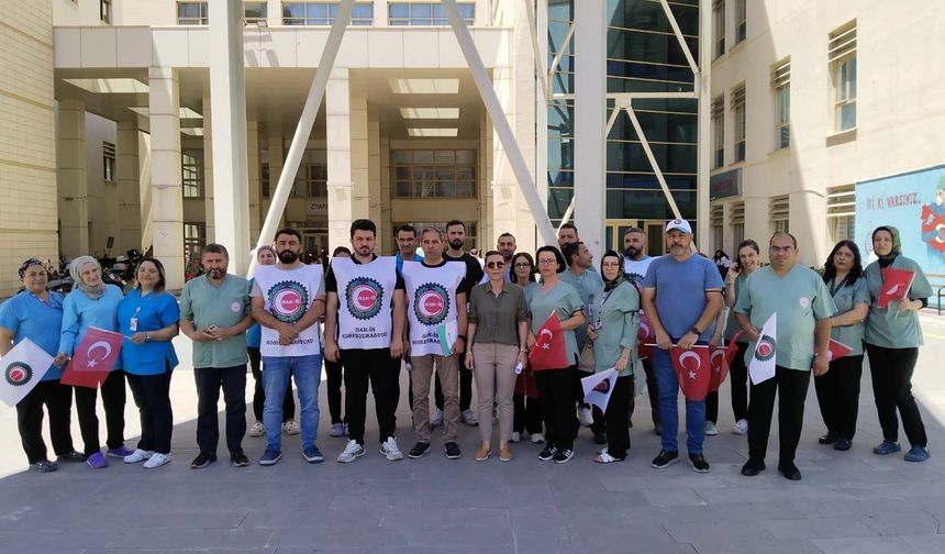 HAK-İŞ üyeleri, Uşak Eğitim ve Araştırma Hastanesi'nde 12 şehit için anma programı düzenledi