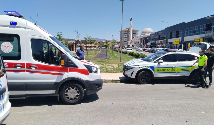 Uşak'taki bu kavşak tehlike saçmaya devam ediyor! Buraya acil ışık konulmalı!