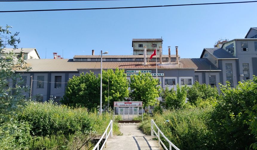 Fakirleşen Uşak halkını ayağa kaldıran fabrikanın hikayesi Ankara yolu üzerine asıldı