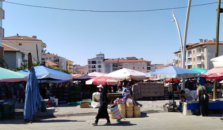 Uşak'ta yıllardır pazaryeri olarak bilinen ve belediyenin para aldığı yer, vakıf arsası çıktı