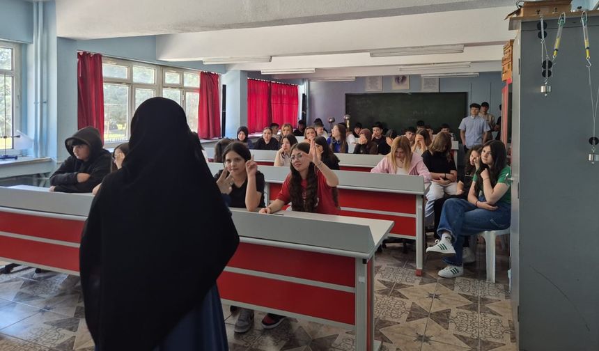 Uşak'taki lise öğrencilerine internetteki tehlikeden korunmak için eğitim