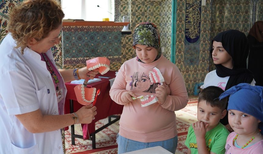 Uşak'ta yaz spor okulları ve Kur'an kursuna giden çocuklara sağlık eğitimi de veriliyor