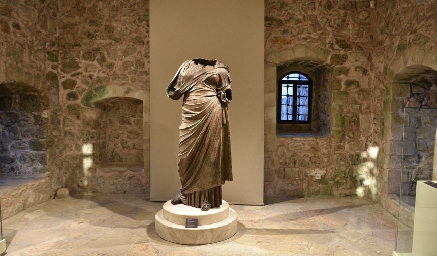Marmaris'te balıkçıların ağına takılan bronz kadın heykeli ilk kez sergilendi