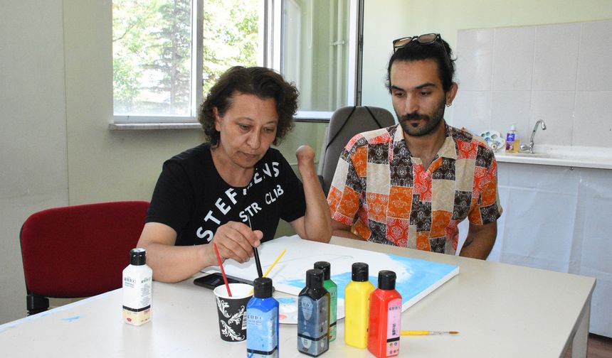 Afyonkarahisar'da bedensel engelliler resim kursunda buluştu