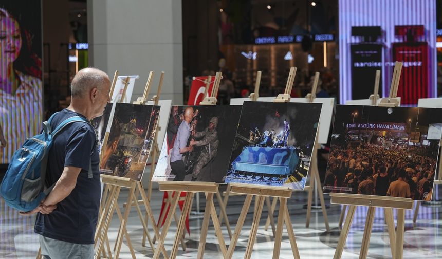 İzmir'de "15 Temmuz" konulu resim sergi açıldı