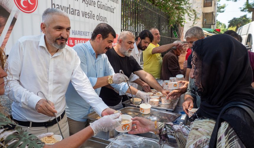 MHP İzmir'de aşure ikramında bulundu