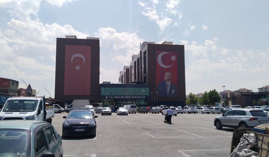 Uşak Belediyesi'nin helva ve ekmek politikası tepki topladı!
